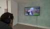 Man bekijkt een video voorstelling