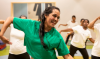 Een Bollywood dansjuf laat een danspas zien