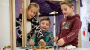 kinderen spelen met poppetjes