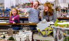 Kinderen en hun moeder kijken naar de miniaturen in Miniworld
