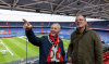 Twee mannen staan op een tribune in het Feyenoord stadion