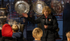 Vrouw staat in De Kuip bij de prijzen van Feyenoord
