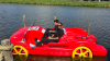 Vrouw op een waterfiets