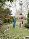 Jongen slaat een balletje op de minigolfbaan