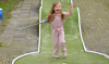 Meisje juicht op een minigolfbaan