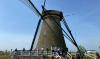Mensen staan bij een Molen