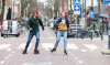 Twee mensen skaten door de stad