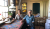 Twee mensen zitten in een museum woning