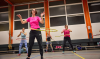 Vrouw danst met een hoelahoep