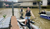 Twee vrouwen zitten op een waterfiets en lachen
