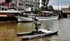 Vrouw poseert op een waterfiets