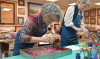 Vrouw tekent met kleuren