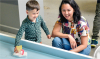 Moeder en zoon spelen met bootje