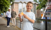 Jongen laat zijn muziekdoos zien