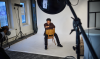 Jaouad zit op een stoel in de spotlight