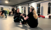 Meiden doen warming-up